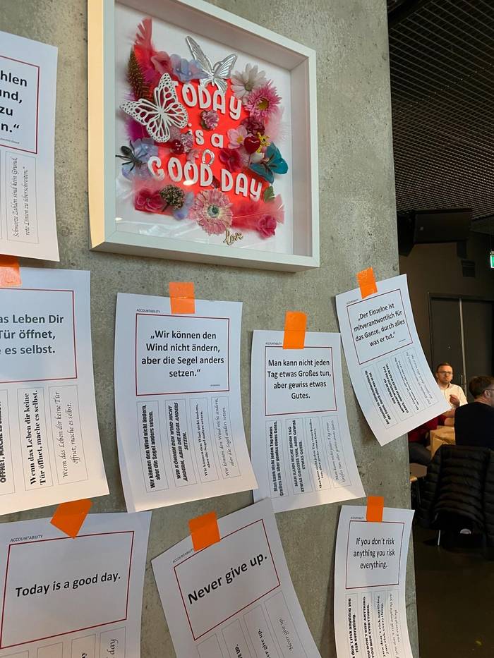 Fertiger Rahmen „Today is a good day“ an der Wand eines Workshopraums
