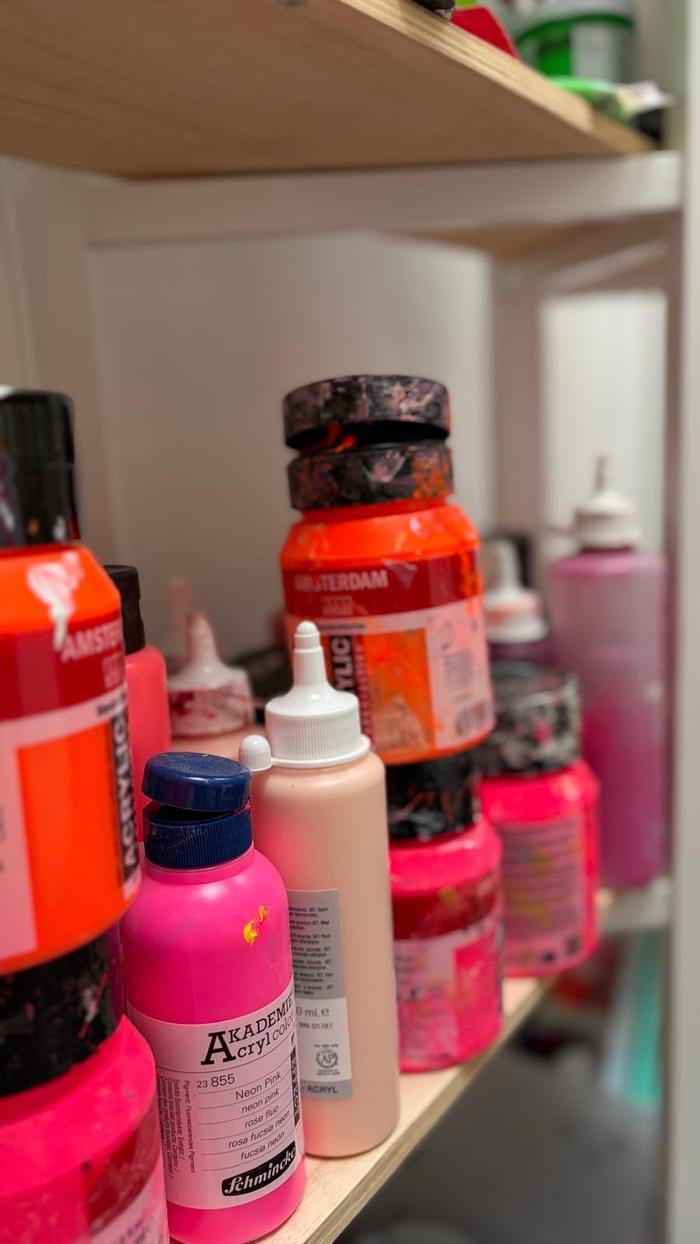 Regal mit Acrylfarben im Atelier