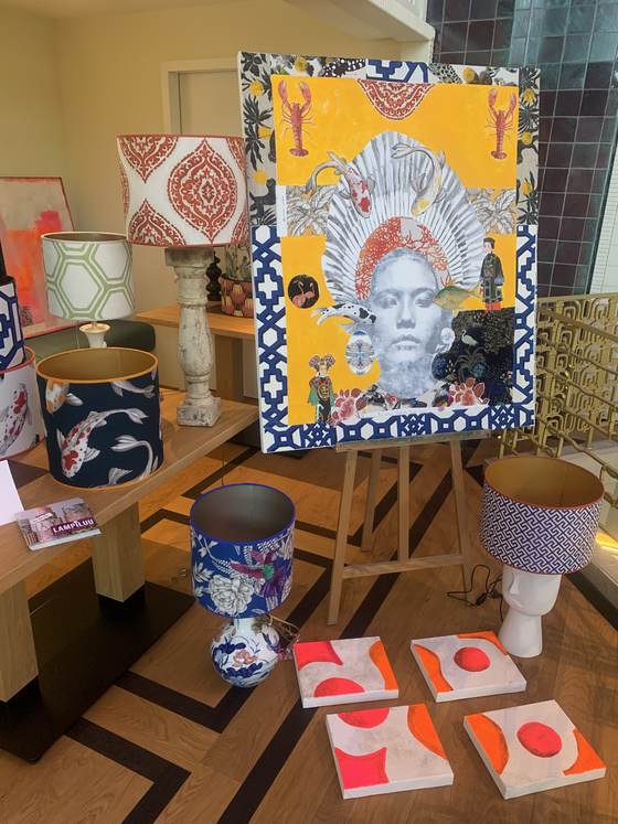 Lampenschirme und Collage-Gemälde im Atelier