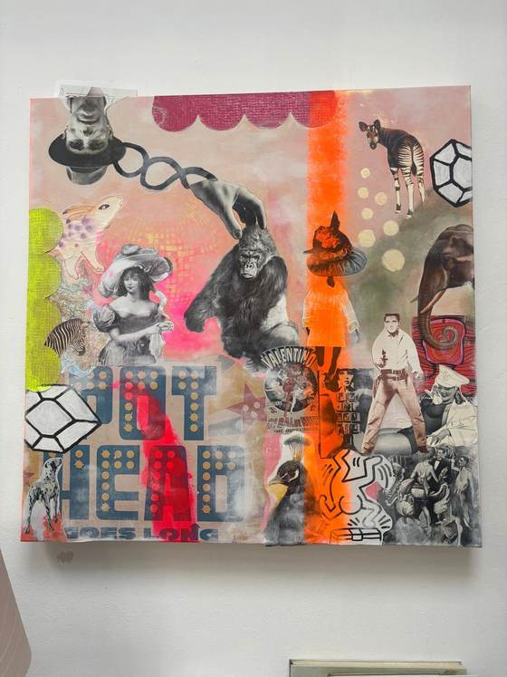 Großformatige Collage mit Tieren, Figuren und Schrift