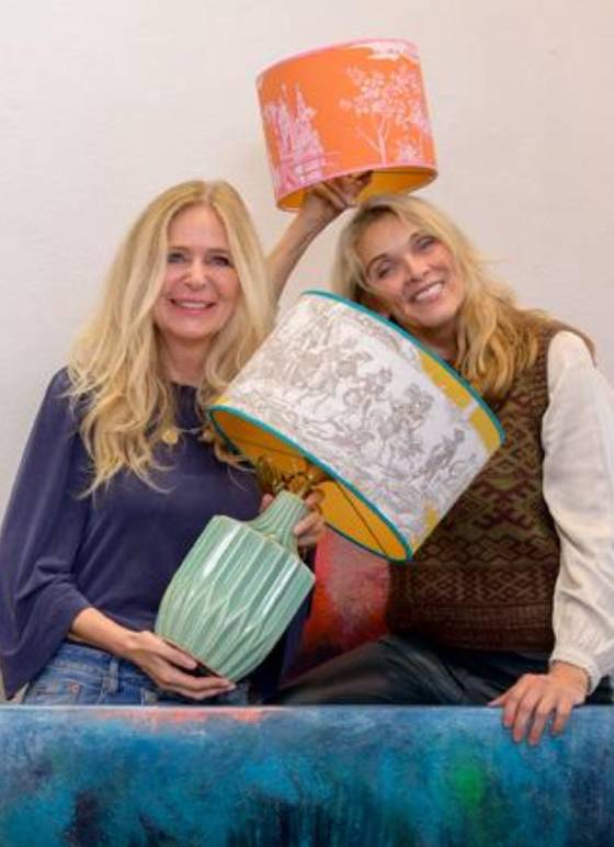 Gertrud Kemper und Sabine Schnorr mit Lampenschirmen