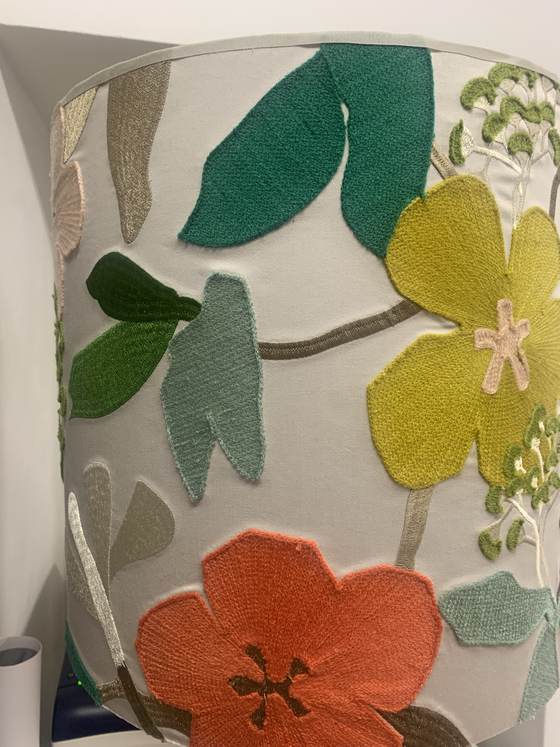 Lampenschirm aus besticktem Stoff mit Blüten