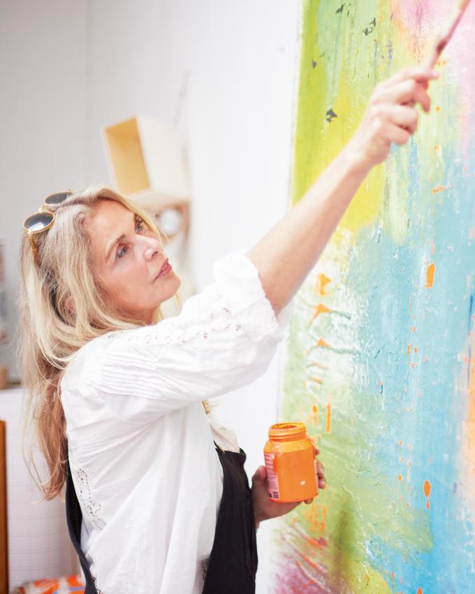 Gertrud Kemper malt an einer großen Leinwand