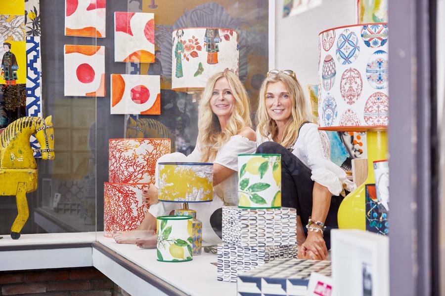 Gertrud Kemper und Sabine Schnorr im Schaufenster zwischen Lampenschirmen